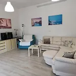 Casa Con Ampio Giardino E Patio *